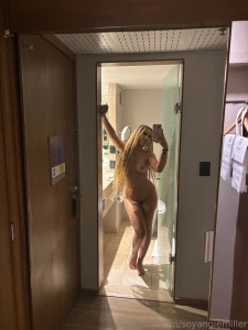 Una as en el espejo de tu cuarto que dices