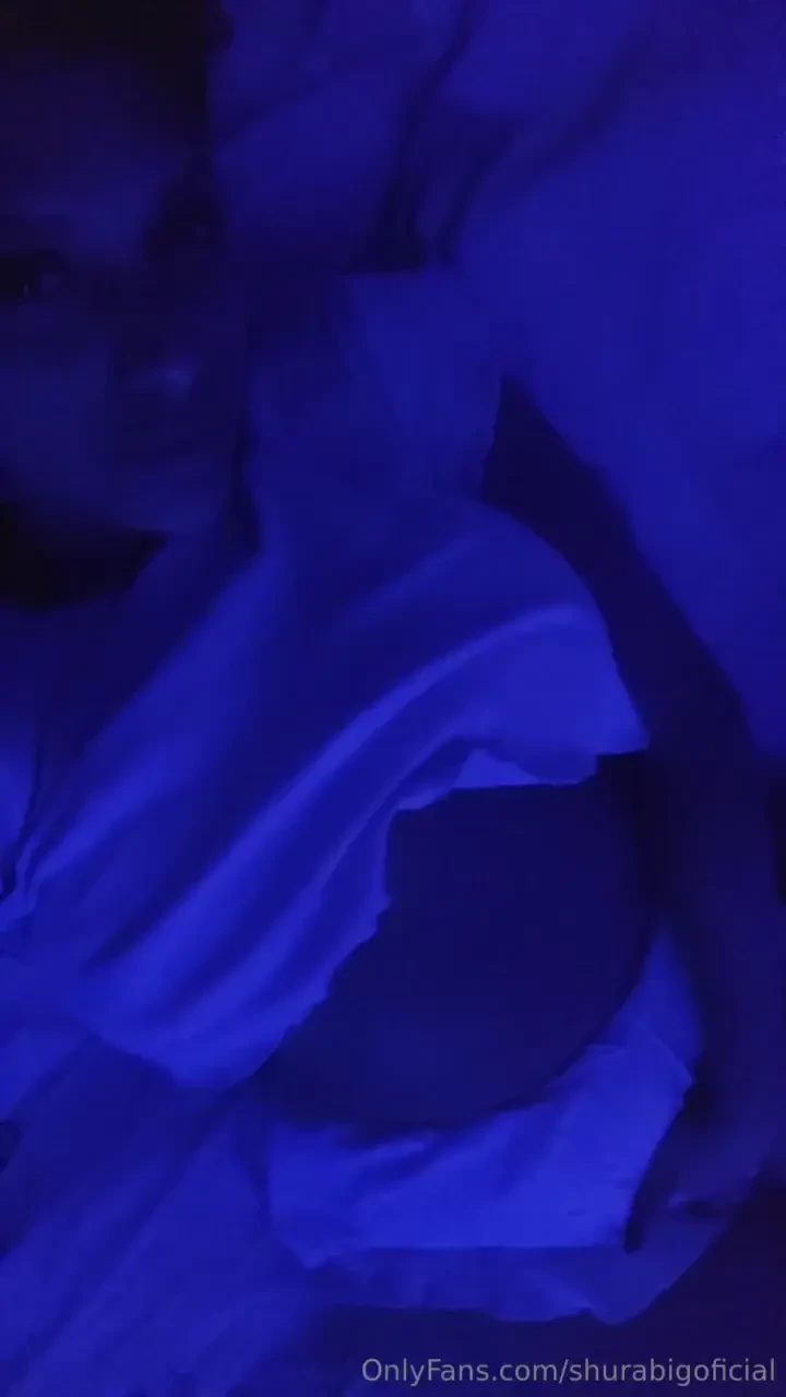 I m lying there hot love i want you to give it all to me 
