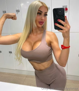 Hey darling i got new gains in the gym do you want to see part 2