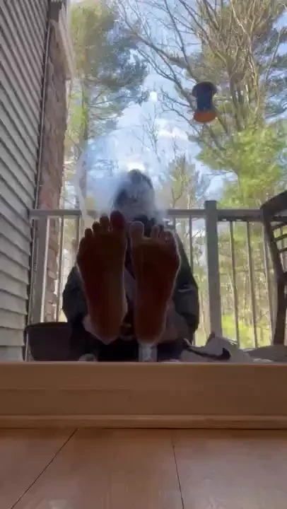 Do you like feet pressed against glass does it make you want them more 