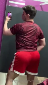 Guy with a wedding ring was checking my ass out today during squats