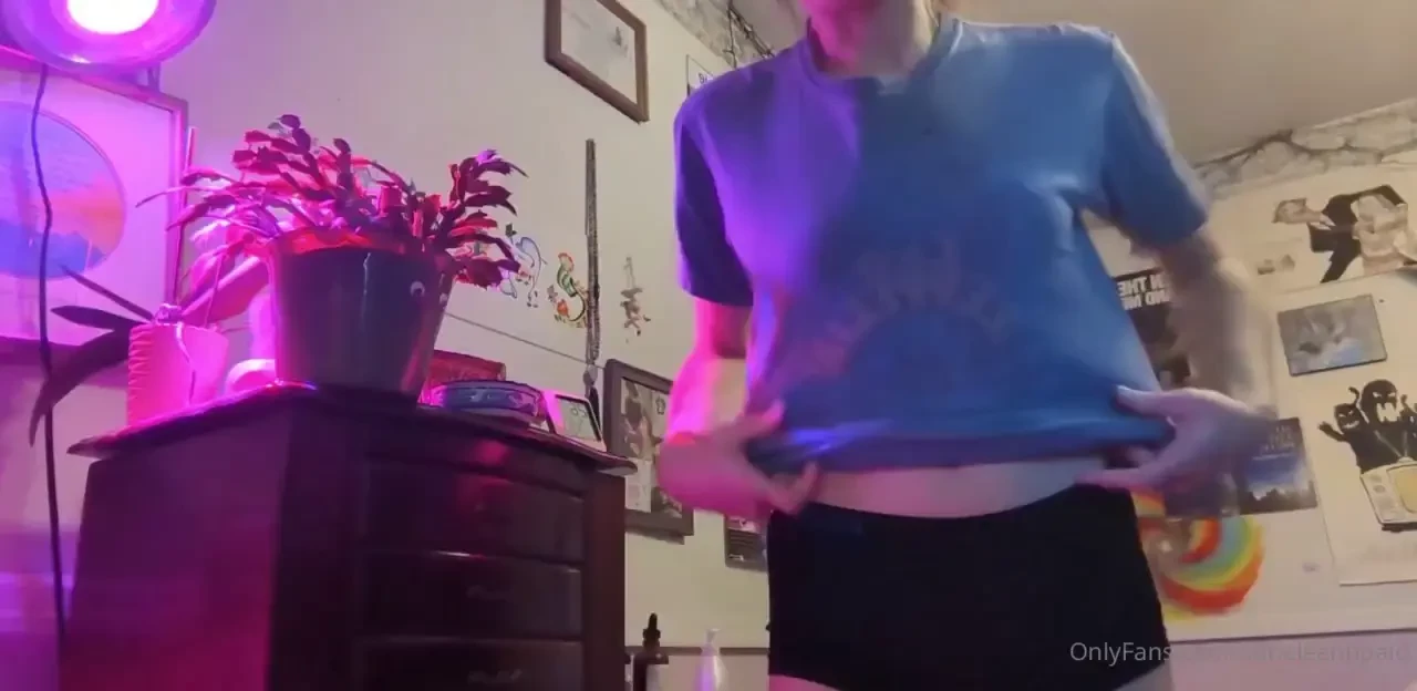 Ik ik i should be taking it off not putting it on but look at that ass 