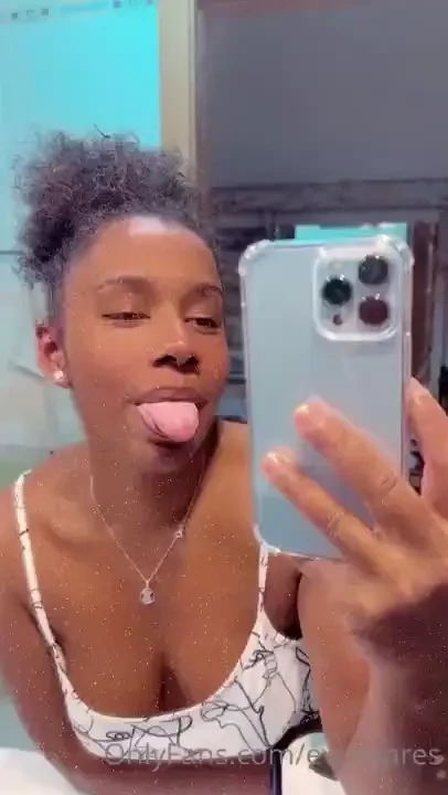 Me das a me gusta y me comentas en el v deo porfiiiii 