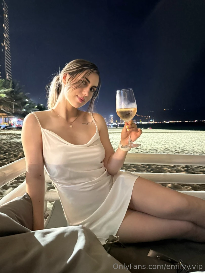 The night the rustling of the waves and a glass of cold wine in my 