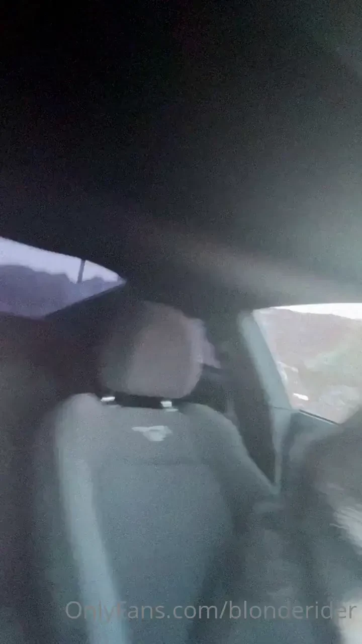 Who s rocking the shades better 