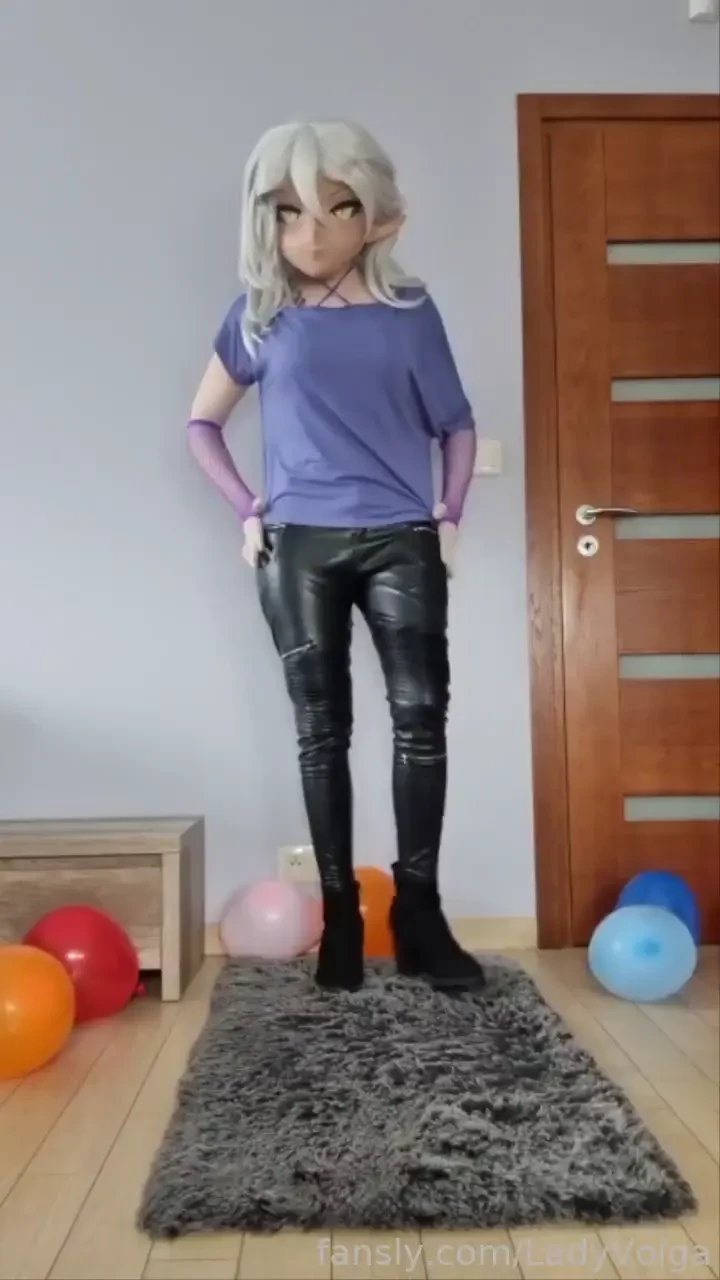 Just 8 minutes of me goofing around with some balloons squeezing 
