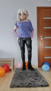 Just 8 minutes of me goofing around with some balloons squeezing