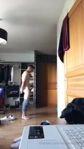Je baisse mon pantalon pour montrer ma grande bite