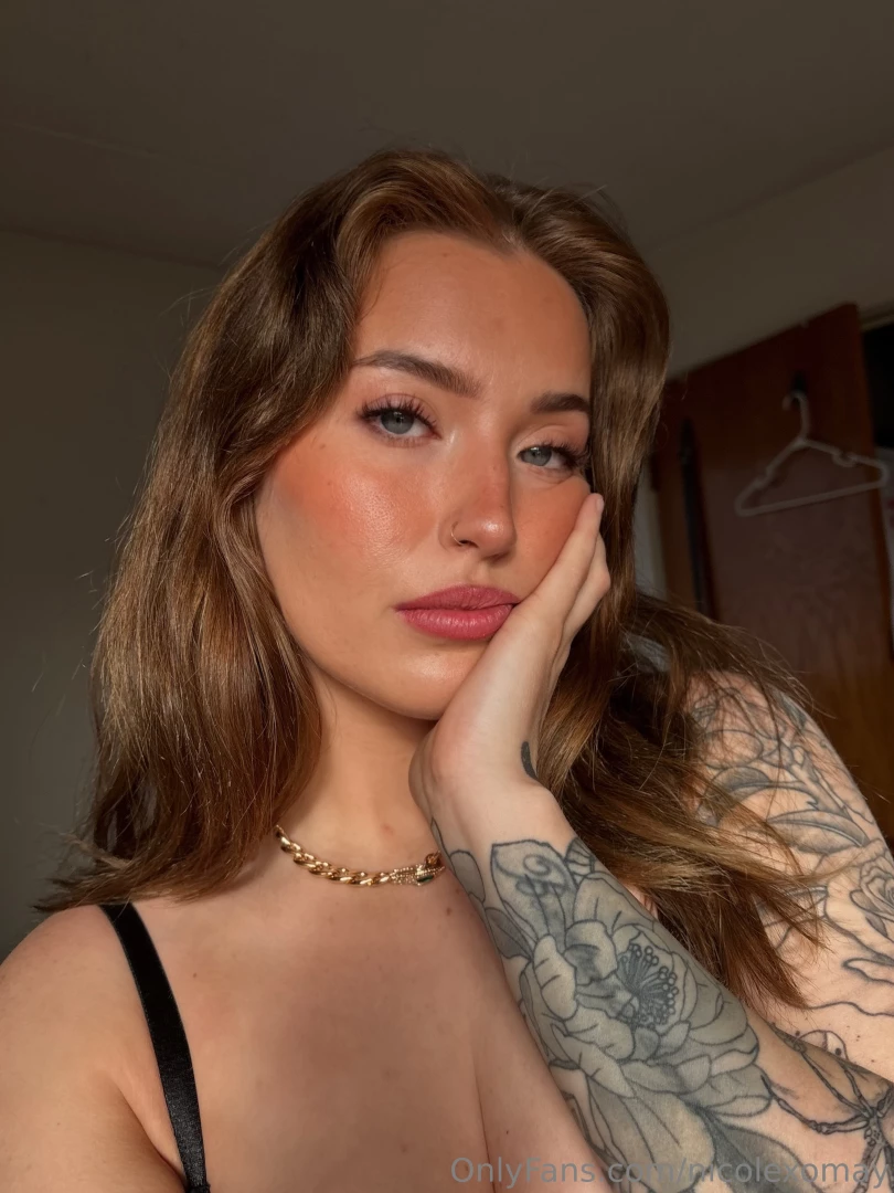 Slip into my dms to sext with me right now 