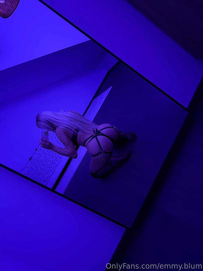 Lets just say i enjoy being bottom but love to have the leash in my 