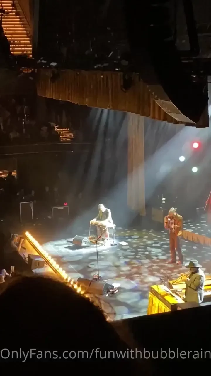 Went and saw charley crockett on friday night it was amazing 