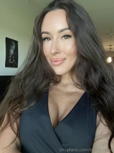 Sometimes i m too lazy to straighten my hair so enjoy the mess on my