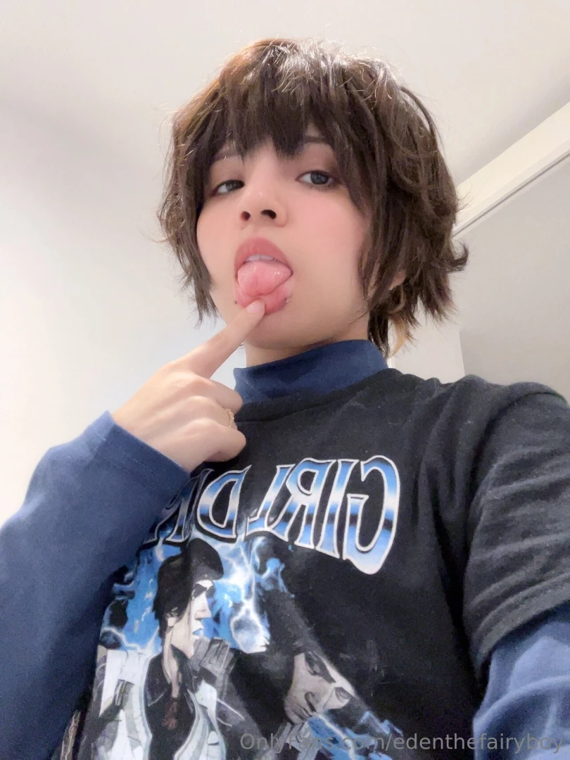 Looking cute in my viktor shirt ye ye 