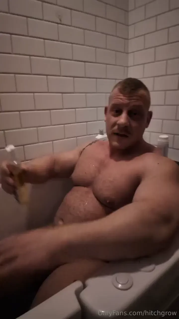 Bloated oiled up muscle 