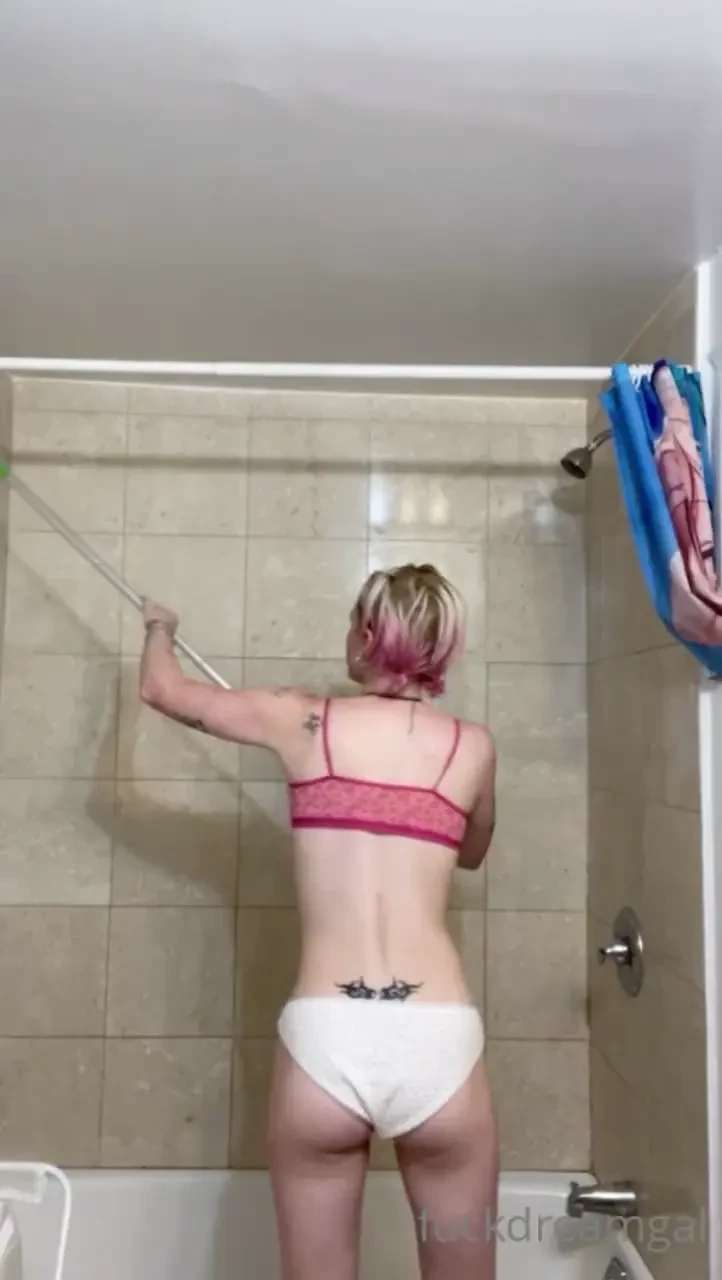 Deep cleaning my new apartment the shower curtain is fucking hilarious 