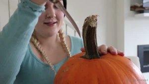 katjauncensored - I am howling laylaambrielle tryna carve the pumpkin with the back of 