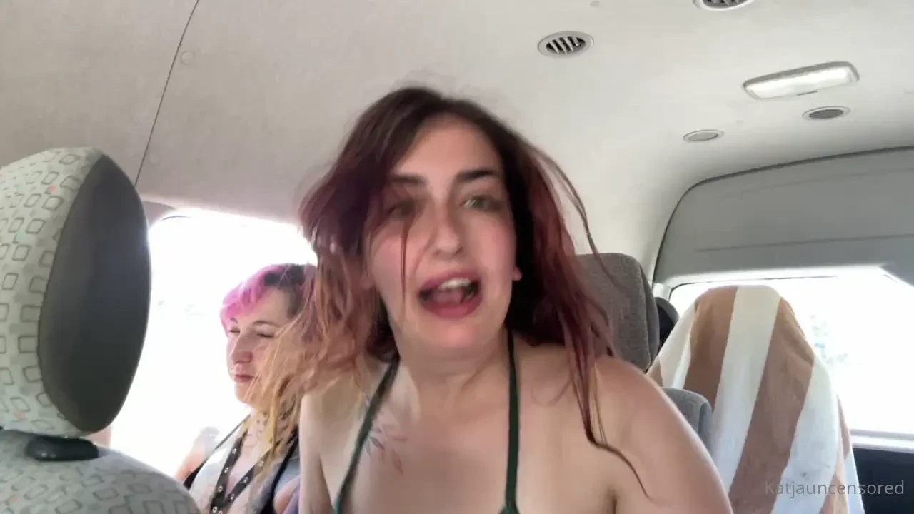 Lmfaoooo wrenrainier going ham and tinasmalls lookin real unimpressed 