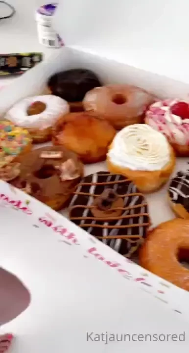 Ashhxlynxx is so cute she brought everyone doughnuts lol 