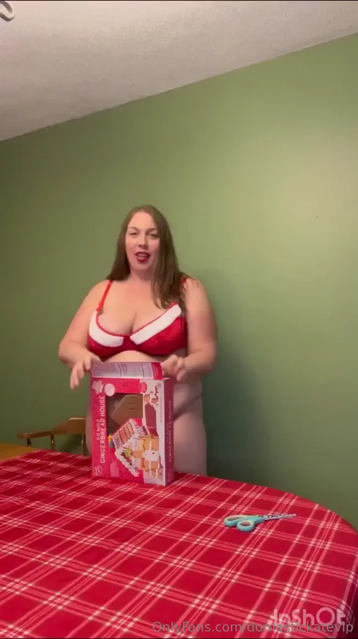 Day 12 watch me unsuccessfully attempt to construct a gingerbread 