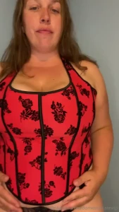 Just tried on my new corset could use a hand making it tight