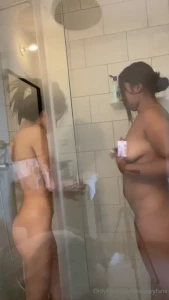 Mira que rico jugamos con mi amiga en la ducha quieres ver m s escr