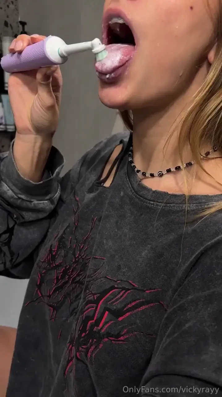 The morning starts with fresh breath for a good blowjob 