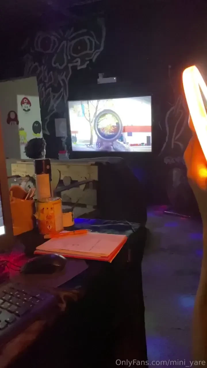 Conoc a este chico en la sala gamer y lo lleve a mi casa para cogerlo 