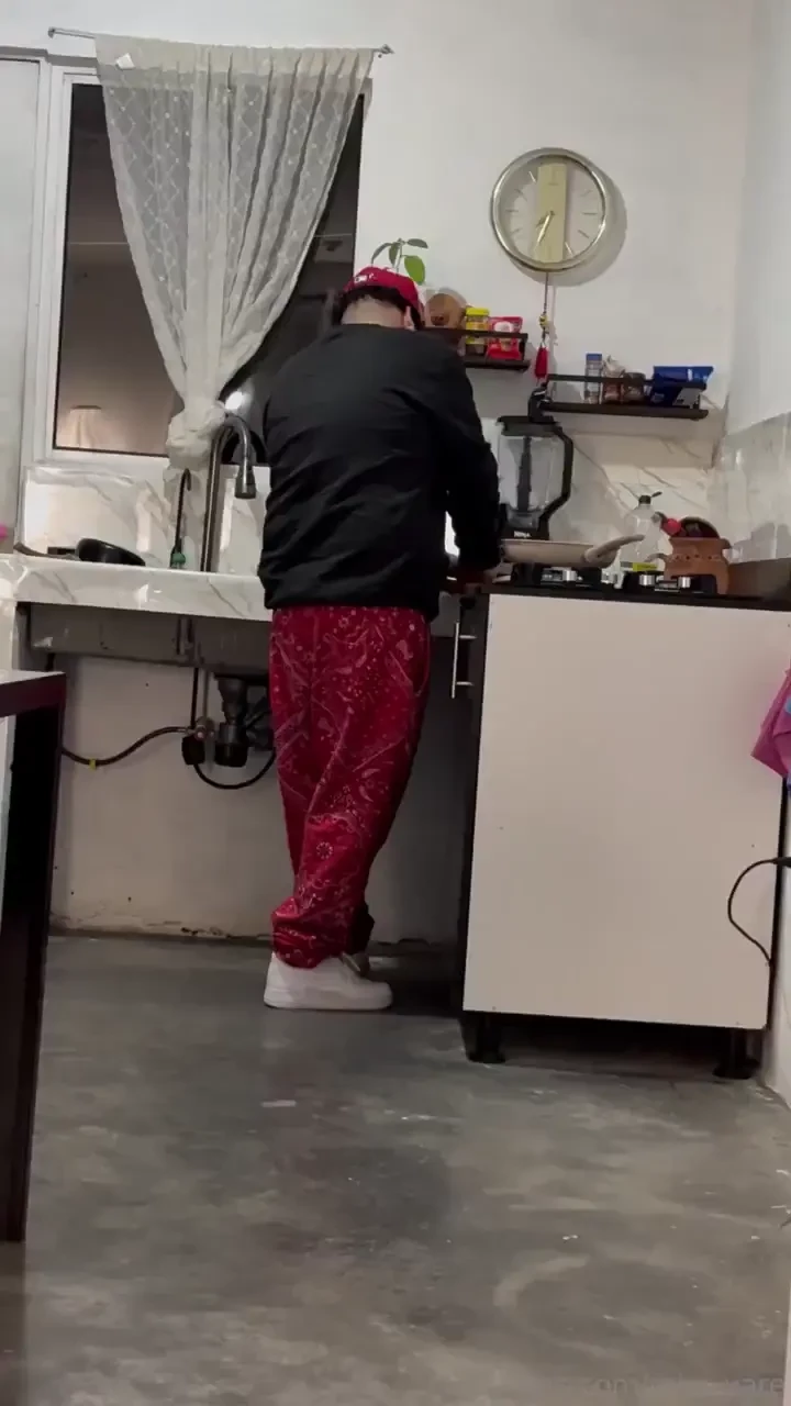 Mientras mi novio hace live cocinando yo me dedeo 