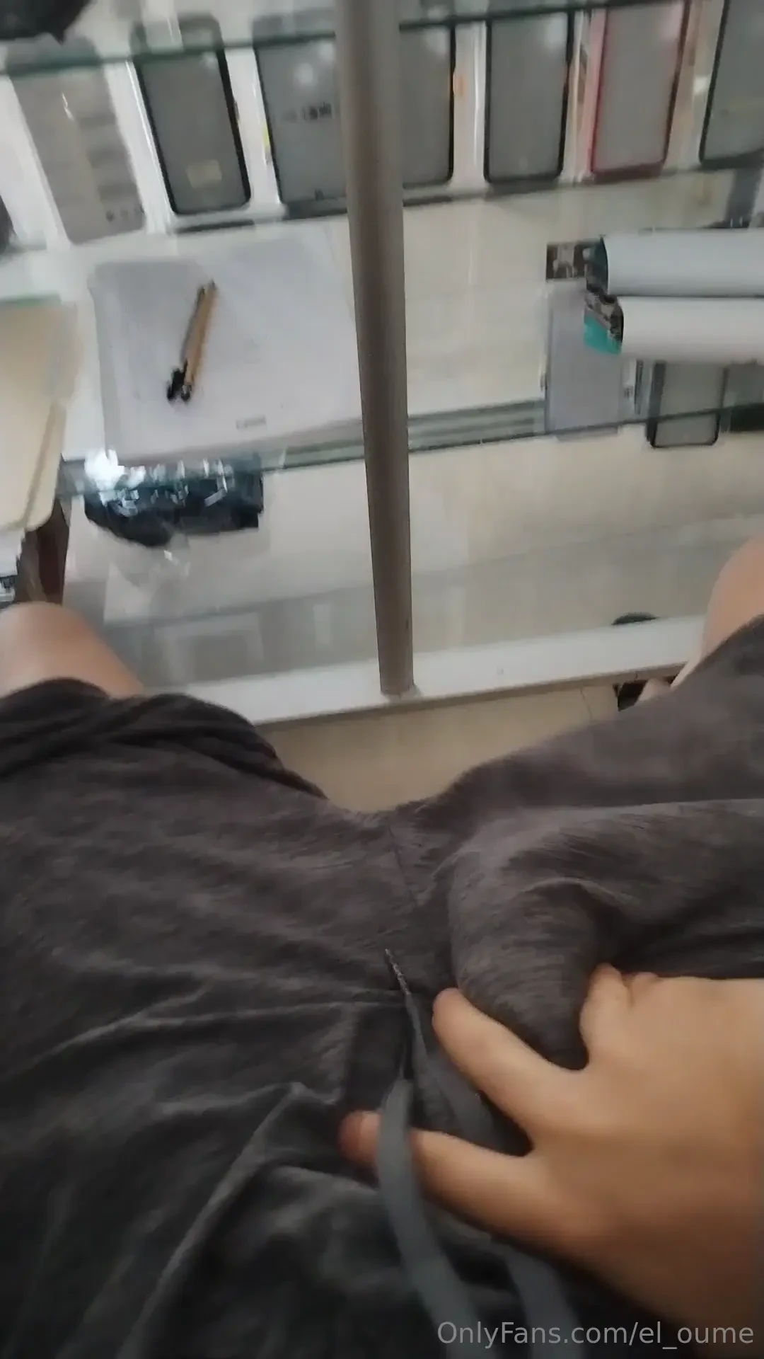 Consegu trabajo me desnudo aqu ya me acomod ahora si les subo 