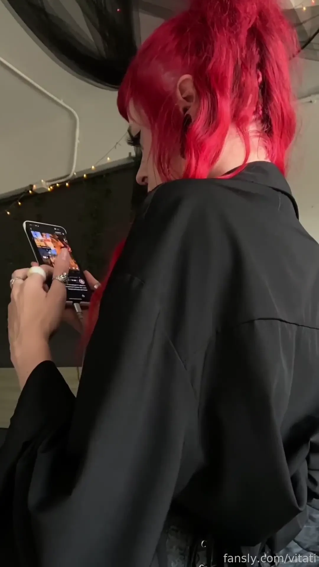 When random people peek at my phone and i m scrolling through my 