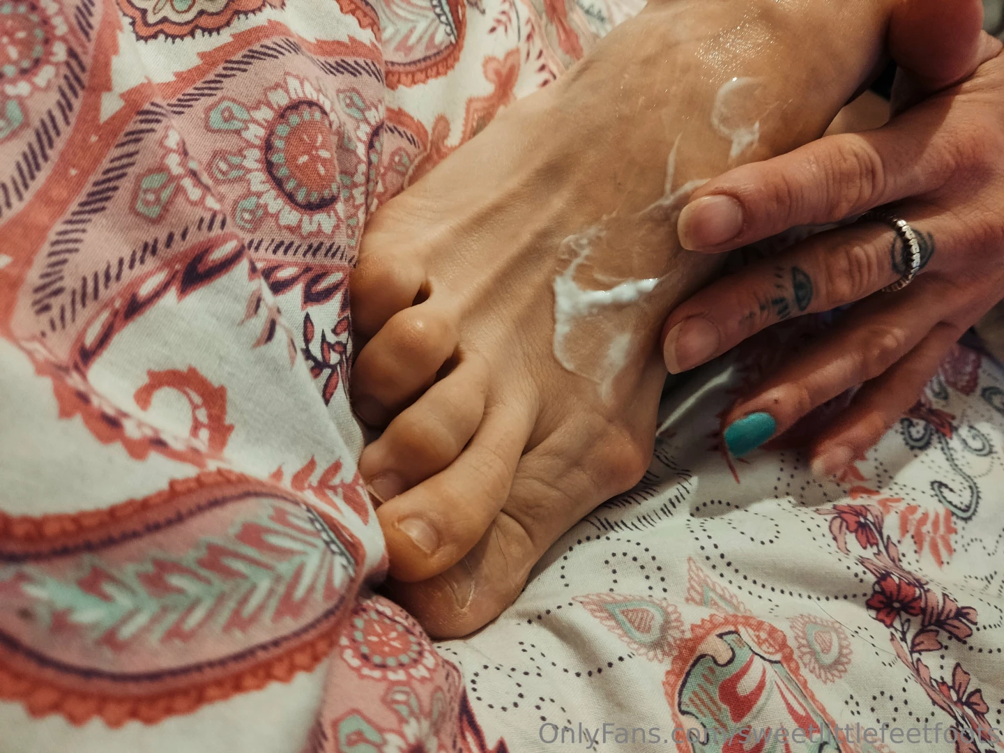 Dame crema en los pies 