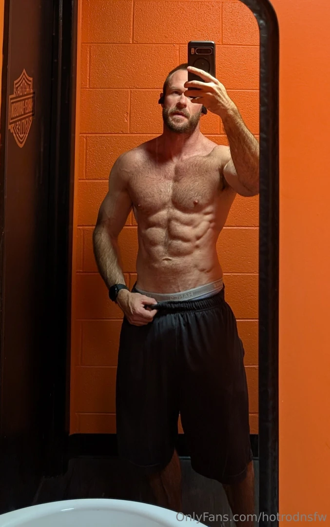 Lighting in this bathroom goes crazy 
