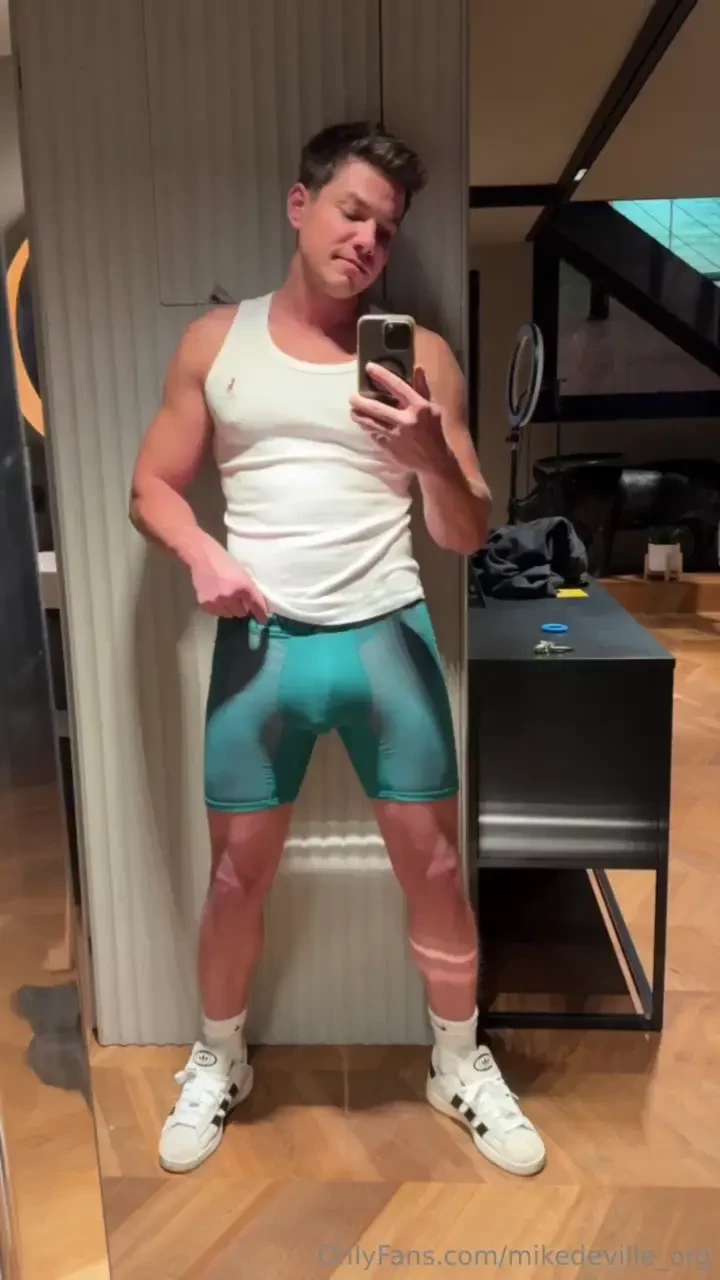 How well do you know me and my make sure to pause the video when the 