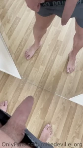 Raw material 1 sweetes who want to clean my mirror