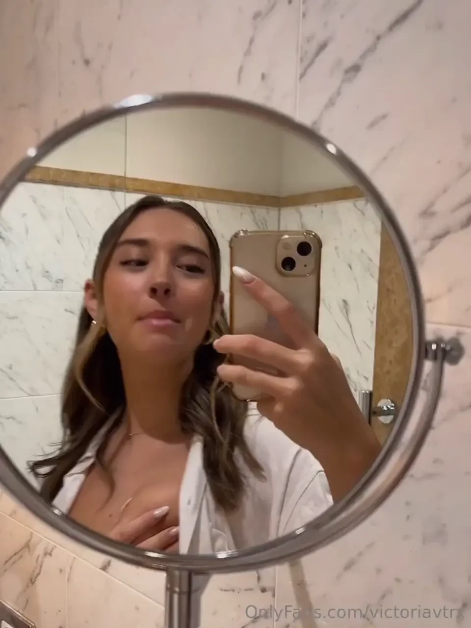 Qui aimes la petite chemise ouverte 