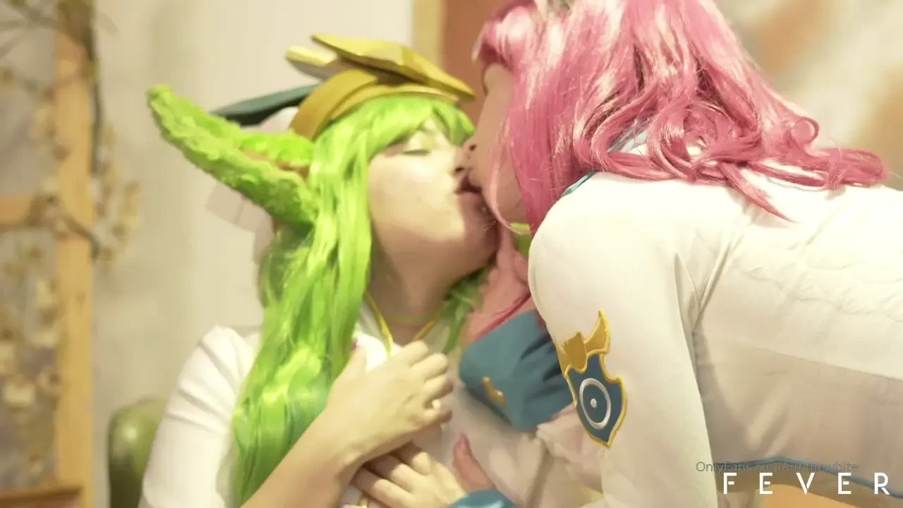 Quem a curte um cosplay ahri skin x lulu star guardian - cena lesbo 