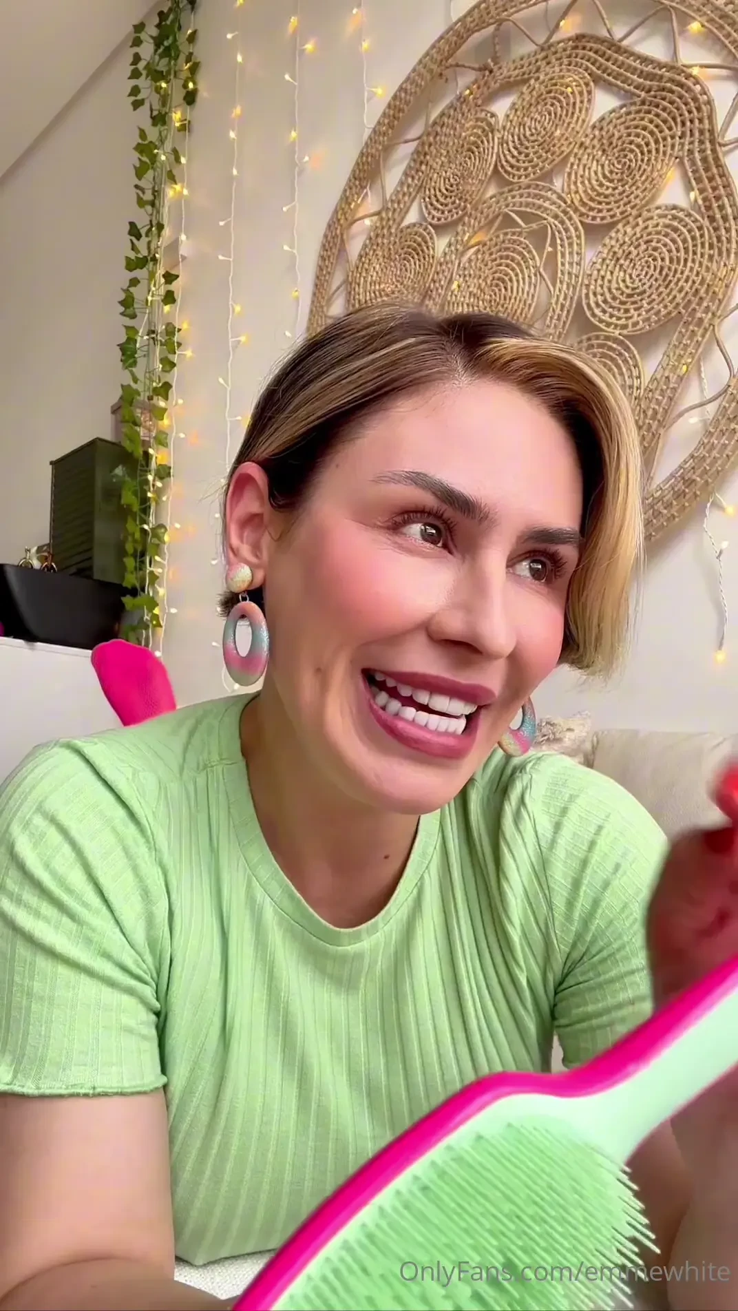 Deixando um bumbum bem vermelhinho queria mesmo voc dando uns tapas 