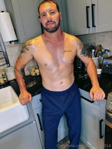 I made you some lunch so you can eat it while i eat you