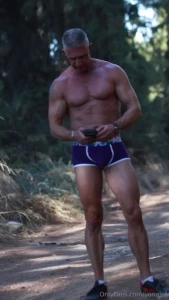 Backstage of a photography session during a walk in the forest