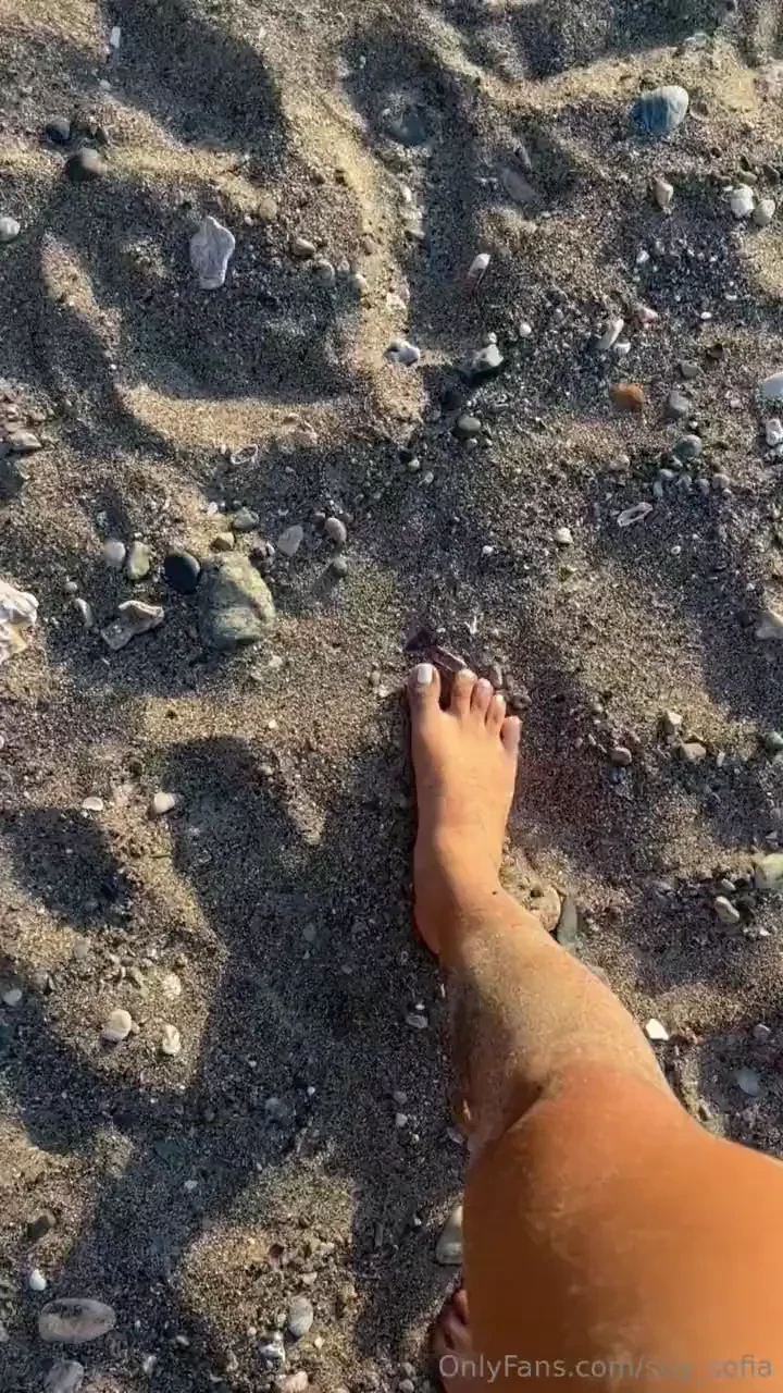 My pretty feet and beach 3 wanna come here 