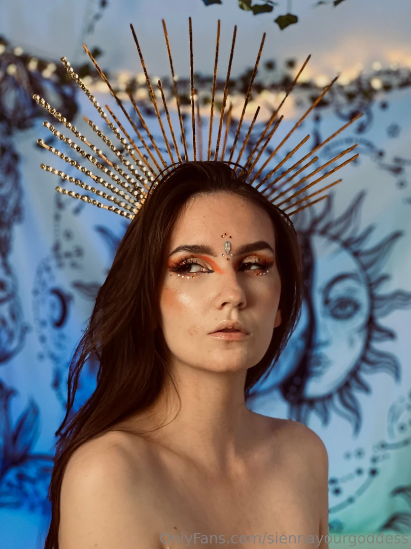 Kneel down - queen of the sun is in front of you 