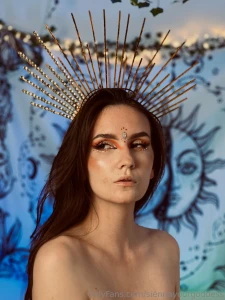 Kneel down - queen of the sun is in front of you