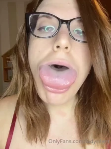 Two minutes of wide tongue in action i know you like it
