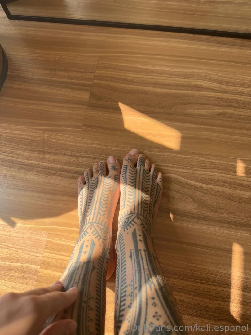 Pensais que tengo unos pies bonitos do you like my feet 