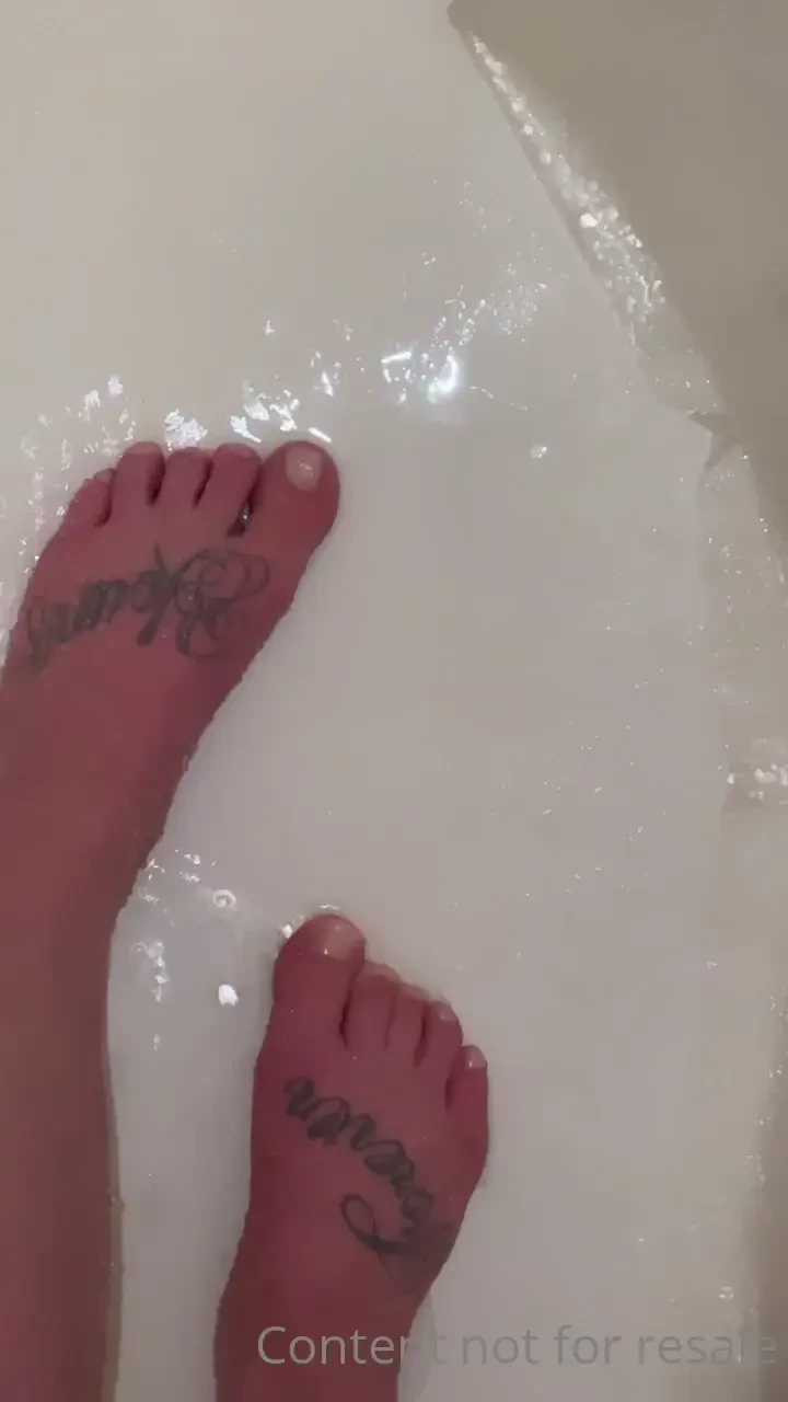 Sexy toes who wants to suck on them 