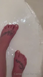 Sexy toes who wants to suck on them