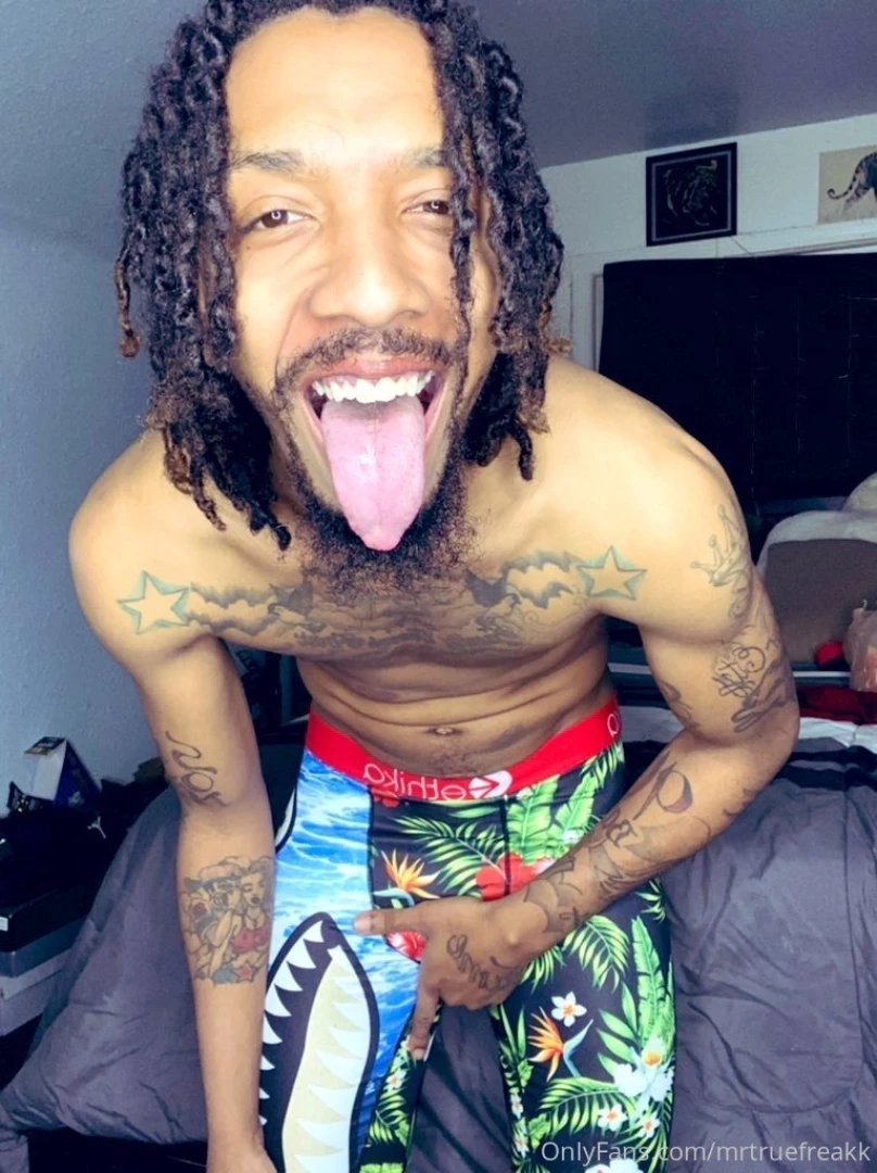 Come suck this gummie worm 