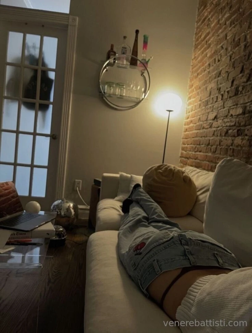 Mood serale tu che fai quando ti rilassi sul divano dopo una lunga 