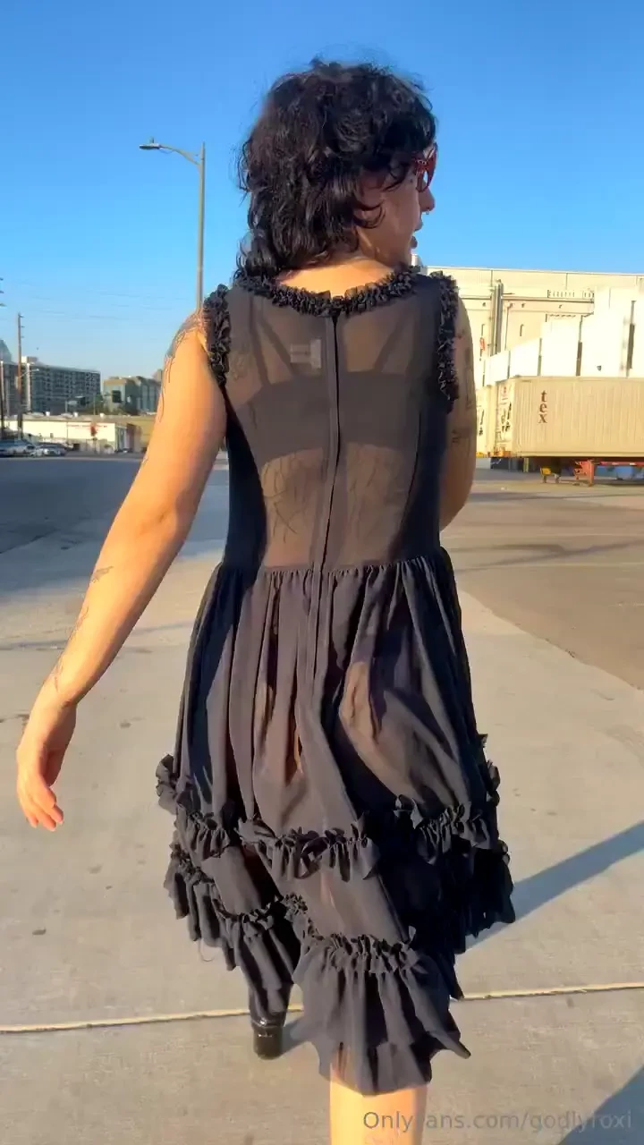 Walking in public no one can keep their eyes off me 