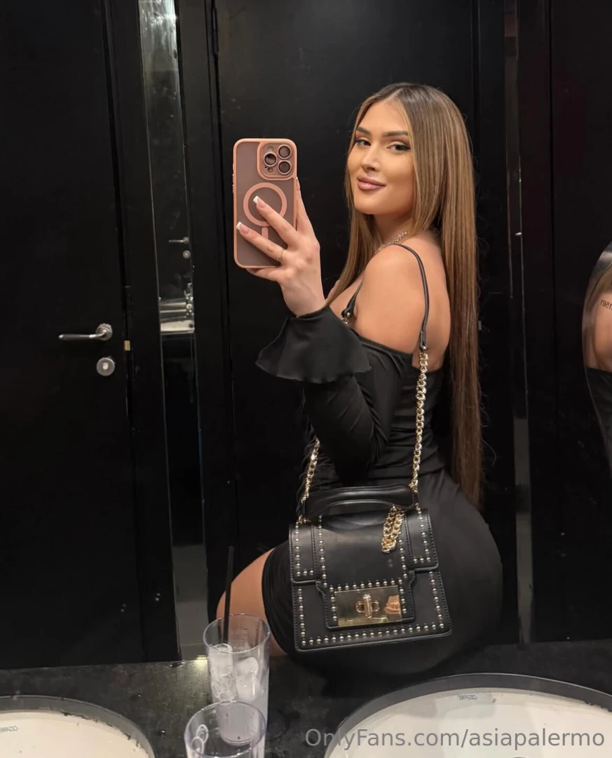 Ti piaciuto il mio outfit di oggi scrivimelo in chat 